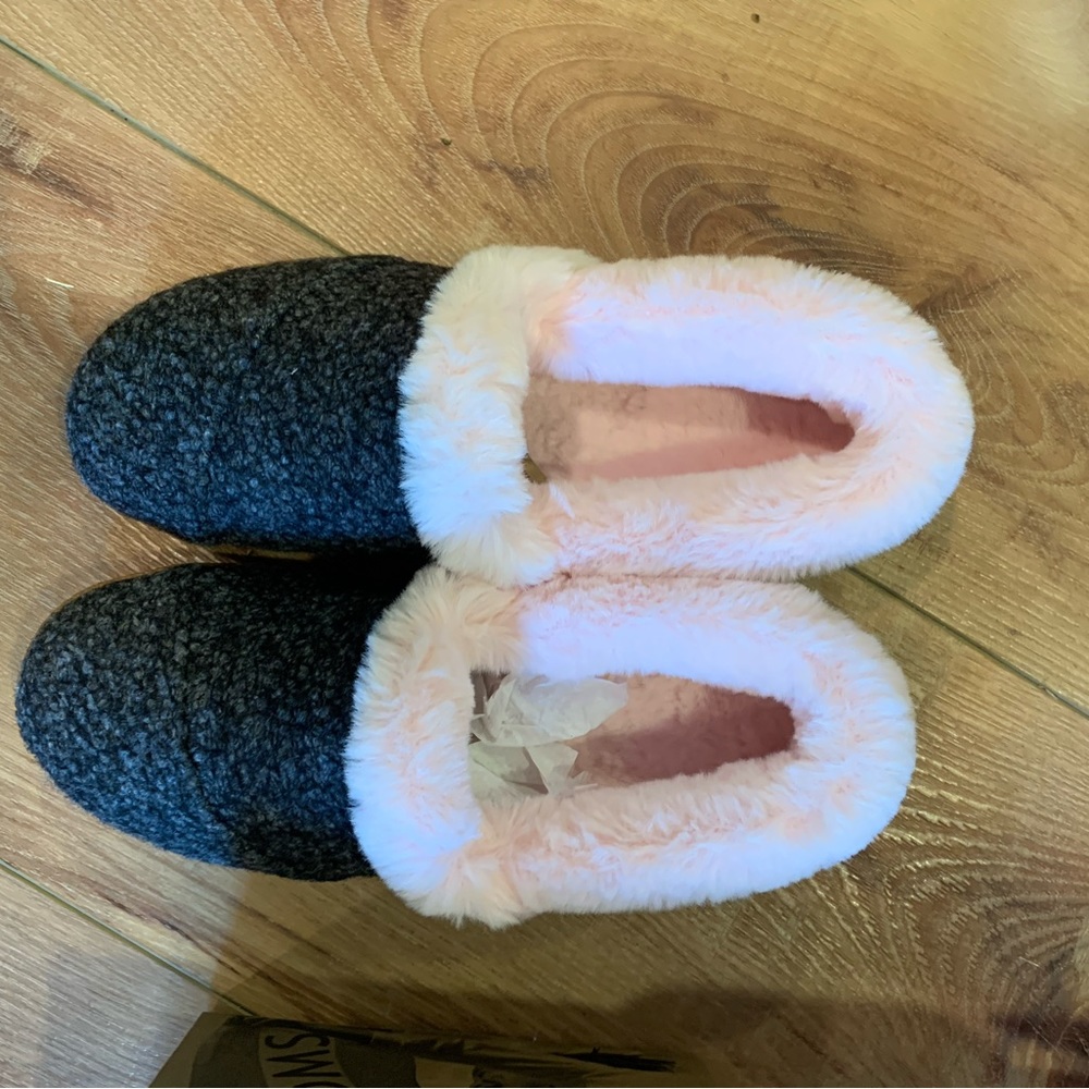 NWT Toms dark grey speckled felt slippers